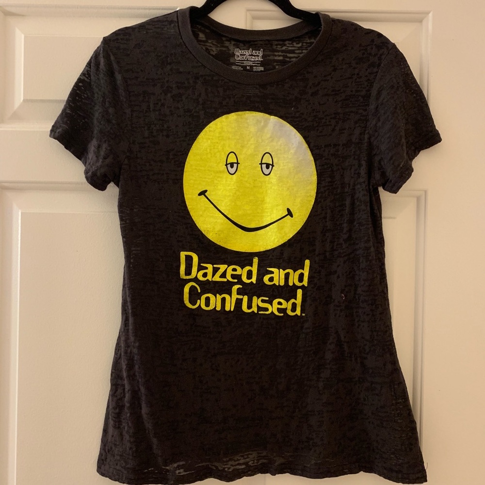 HOT TOPIC DAZED AND CONFUSED smilie face t-shirt